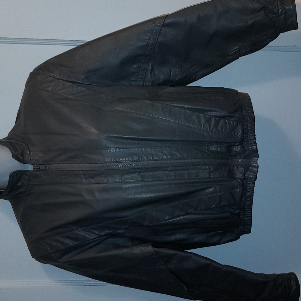 Womens size small Wilson's Gray Leather zip front bomber jacket.
